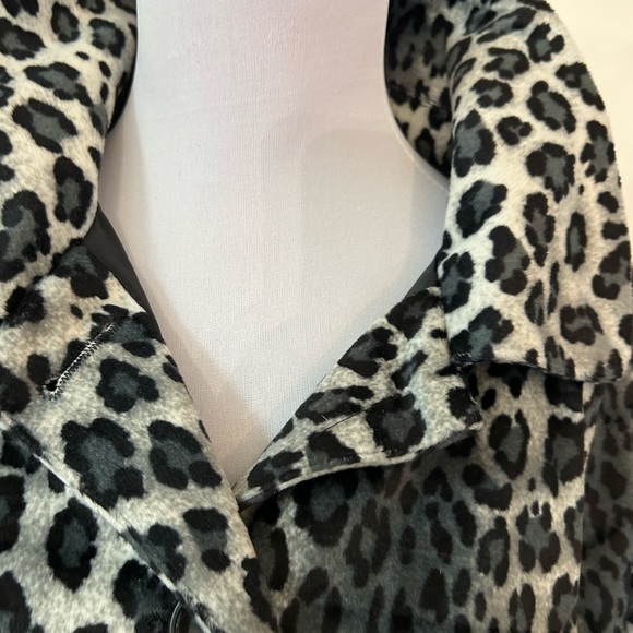 Appraisal grey cheetah/ leopard jacket size large. - Picture 2 of 8